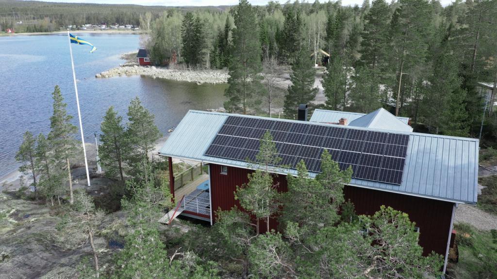 Petite maison avec panneaux solaires