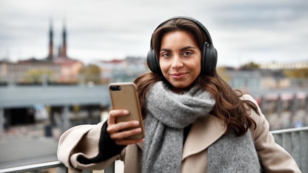 femme avec téléphone et casque