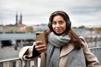 femme avec téléphone et casque